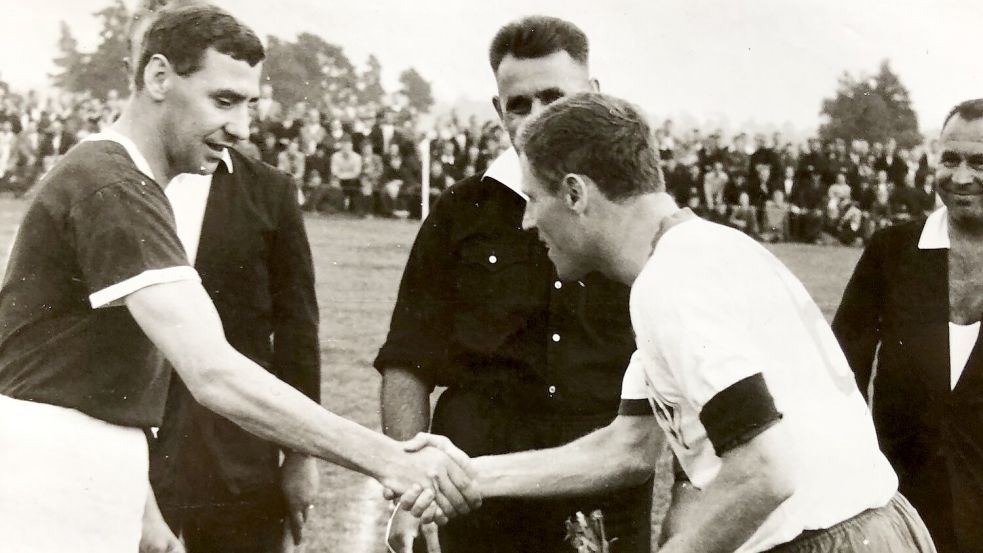 Vor dem Spiel haben die Kapitäne beider Mannschaften Willi Cammenga und Heinz Steinmann die Vereinswimpel getauscht. Foto: Sammlung Düring