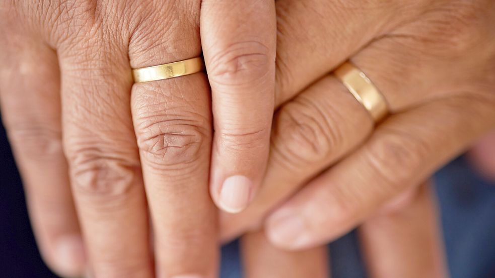 Irgendjemand vermisst einen Ehering. Eine Frau in Hessen fand ihn - in einer Kartoffel. Foto: IMAGO images/Zoonar