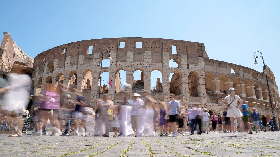 Das Kolosseum in Rom lockt eigentlich viele Touristen nach Italien, doch in diesem Jahr sind die Tourismuszahlen stark rückläufig. Foto: dpa/AP/Andrew Medichini
