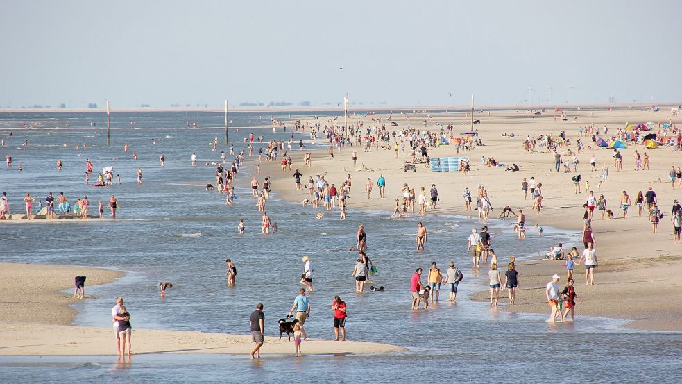 Der riesige Strand von Sankt Peter-Ording lädt alle Altersklassen zum Baden ein. Foto: Boris Pfau