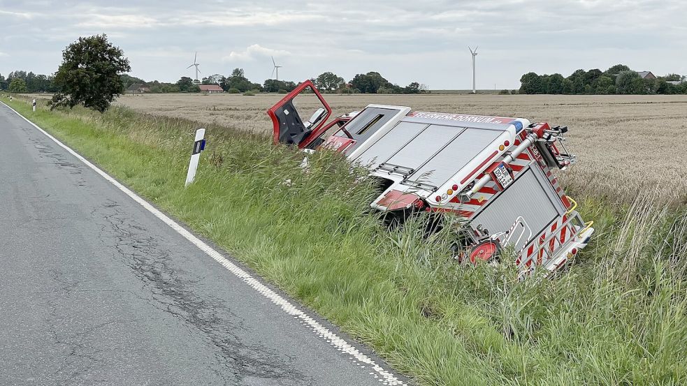 Der Einsatzwagen landete im Graben. Foto: Feuerwehr