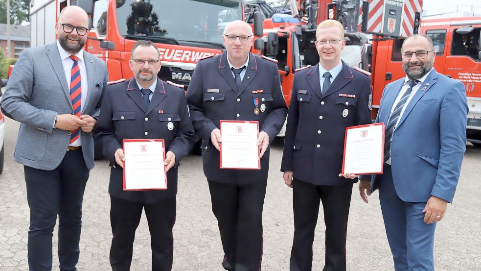 Ausgezeichnet: Ehrenmitglied Johann Wimberg (links) sowie Bürgermeister Sven Stratmann (rechts) gratulieren Daniel Glöckner zum stellvertretende Ortsbrandmeister (Zweiter von links) und Stephan Norenbrock (Mitte) zum Ortsbrandmeister und verabschieden Matthias Schmidt (Vierter von links). Foto: Passmann