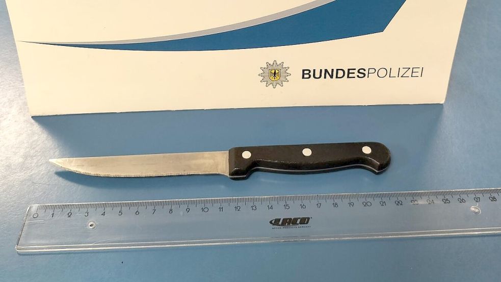 Mit diesem Messer lief der 33-Jährige drohend durch den Zug. Foto: Bundespolizei