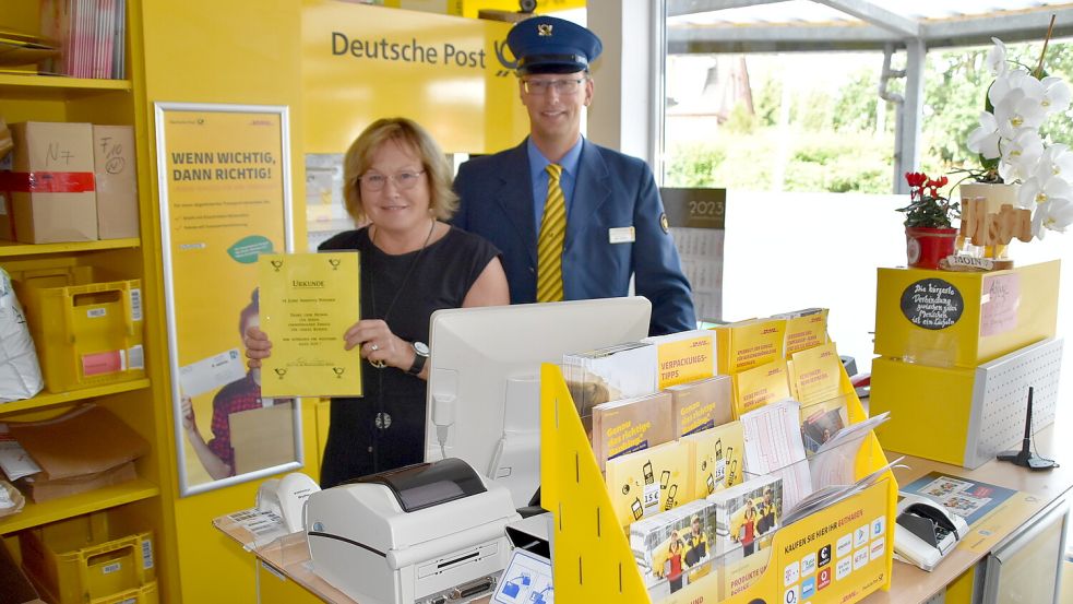 Postbote Martin Bron hatte sich für die Verabschiedung von Hedwig Langen eine alte Postuniform aus den 1980er Jahren angezogen. Foto: Ammermann