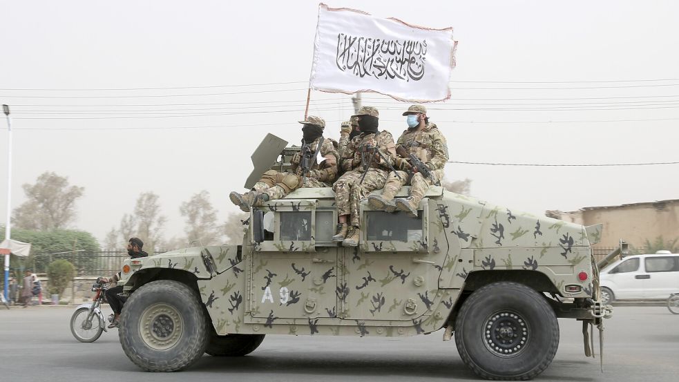 Zwei Jahre nach der Machtübernahme der Taliban in Afghanistan fuhren Konvois durch die Straßen Kabuls. Foto: dpa/AP/Abdul Khaliq