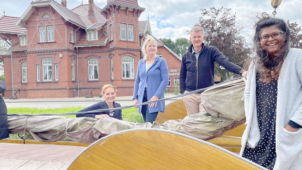 Miriam Kulessa (von rechts) geht „von Bord“: Fürs Foto besuchte sie noch einmal zusammen mit Hauptamtsleiter Hartmut Viétor und den beiden neuen Kolleginnen der Tourist-Information – Wera Kaiser und Sabine Kreke – die „Twee Gebroeders“, die vor dem Museum mit der Tourist-Information ihren Liegeplatz hat. Foto: Janßen