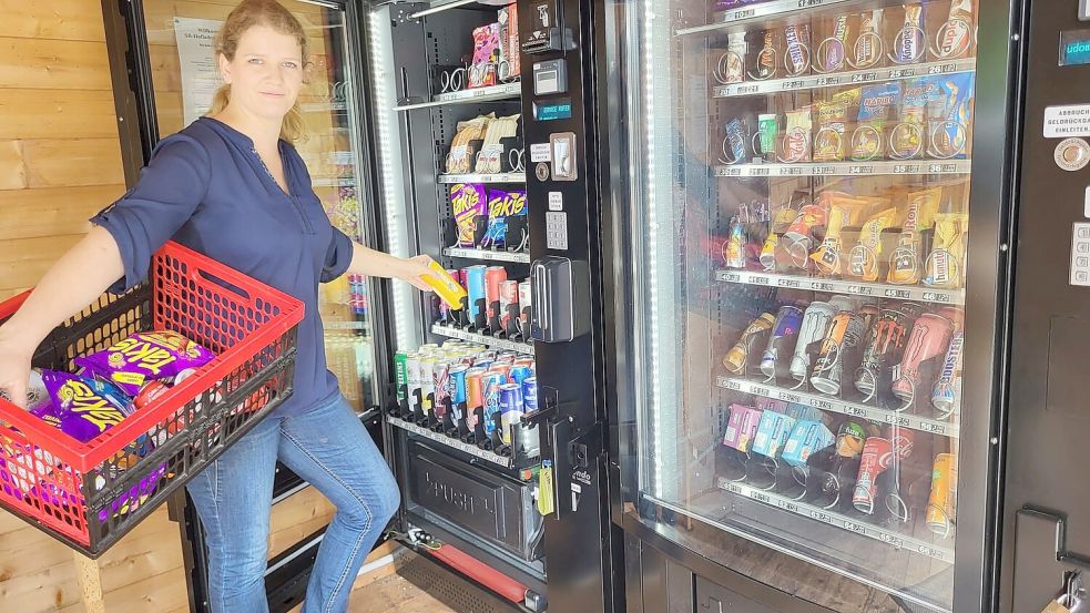 Katja Steinkühler befühlt den Automaten in Rhaude mit Takis. Foto: Engel