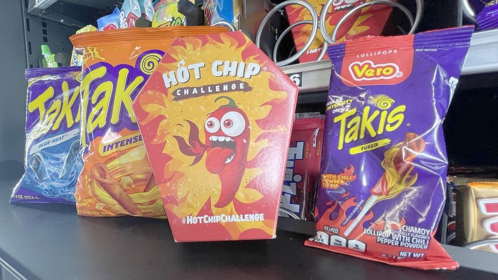 Scharfe Chips liegen derzeit voll im Trend – insbesondere die Hot-Chip-Challenge (Mitte). Foto: Hellmers