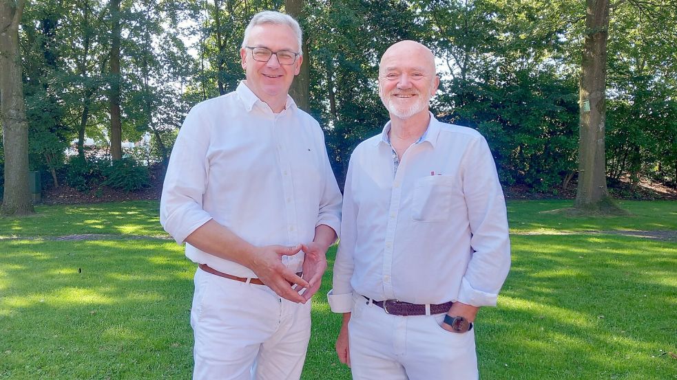 Ganz in Weiß freuen sich Helmut Hartema (links) und Andreas Engel auf viele Gäste beim White Dinner. Foto: Scherzer