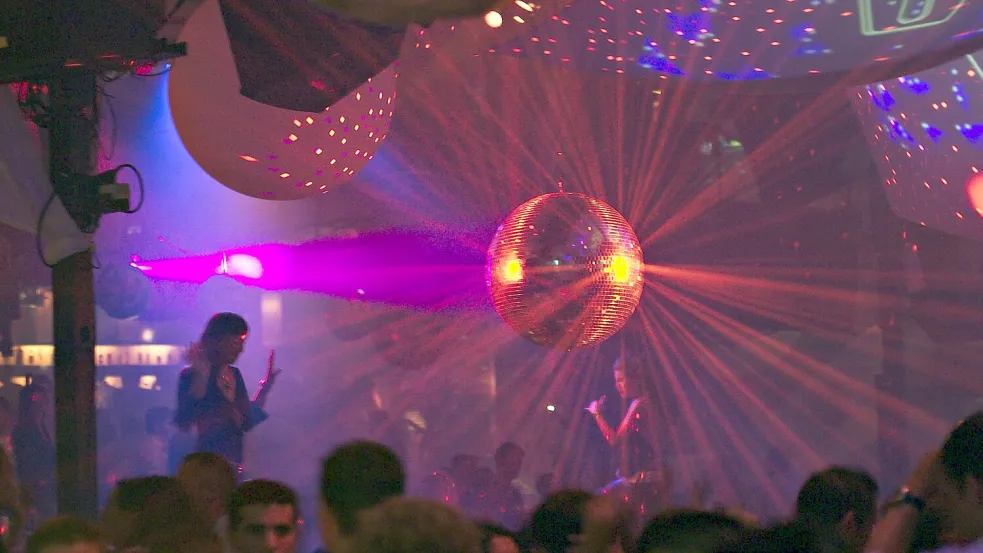 Ungefähr 46 Prozent der Jugendlichen gehen mindestens einmal im Monat in die Disco Foto: IMAGO IMAGES / imagebroker/siepmann