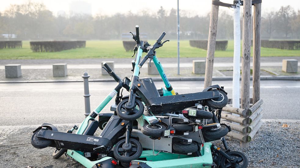 Nur eins der Probleme: E-Scooter werden oft rücksichtslos liegengelassen. Foto: dpa | Bernd von Jutrczenka