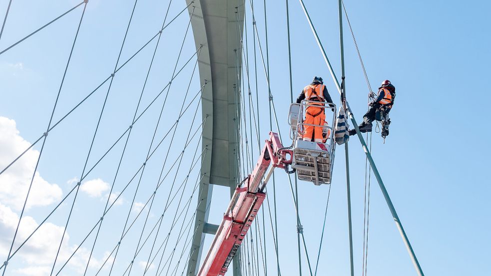 Bereits im September 2022 befestigten Arbeiter testweise zwei Arten von Schellen, mit denen die kreuzenden Halteseile verbunden werden. Foto: Markus Scholz