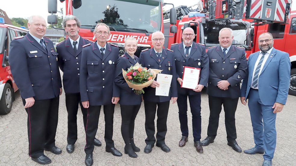 Die Geehrten und verabschiedeten Feuerwehrkameraden der Ortsfeuerwehr Friesoythe (von links) Franz Josef Nording, Lars Deutschkämer, Martin Thunert, Katharina Lamping, Peter Kornau, Ortsbrandmeister Stephan Norrenbrock, Stadtbrandmeister Andreas Witting und Bürgermeister Sven Stratmann. Foto: Passmann