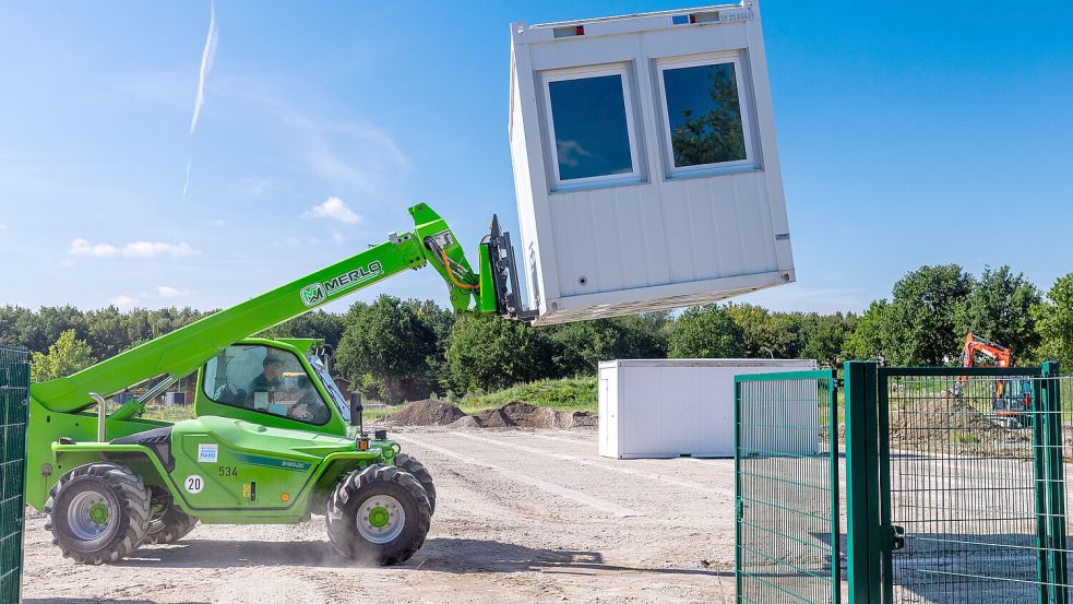 Erste Container für Flüchtlingsunterkunft in Upahl Foto: Jens Büttner/dpa