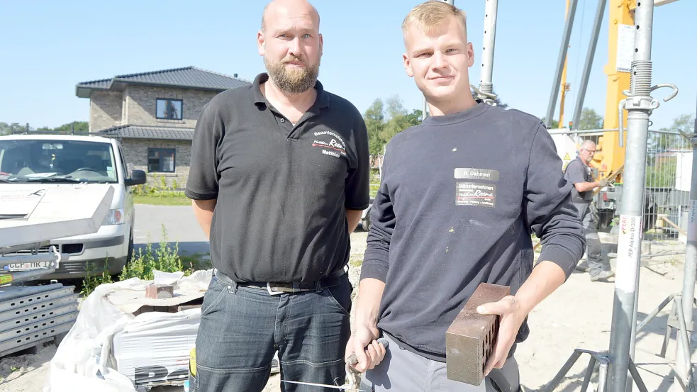 Bauunternehmer Matthias Reens (links) freut sich mit Henning Dahmen, der seine Gesellenprüfung bei der Handwerkskammer für Ostfriesland mit der Note 1 (Praxis) und Note 3 (Theorie) erfolgreich abgeschlossen hat. Foto: Weers