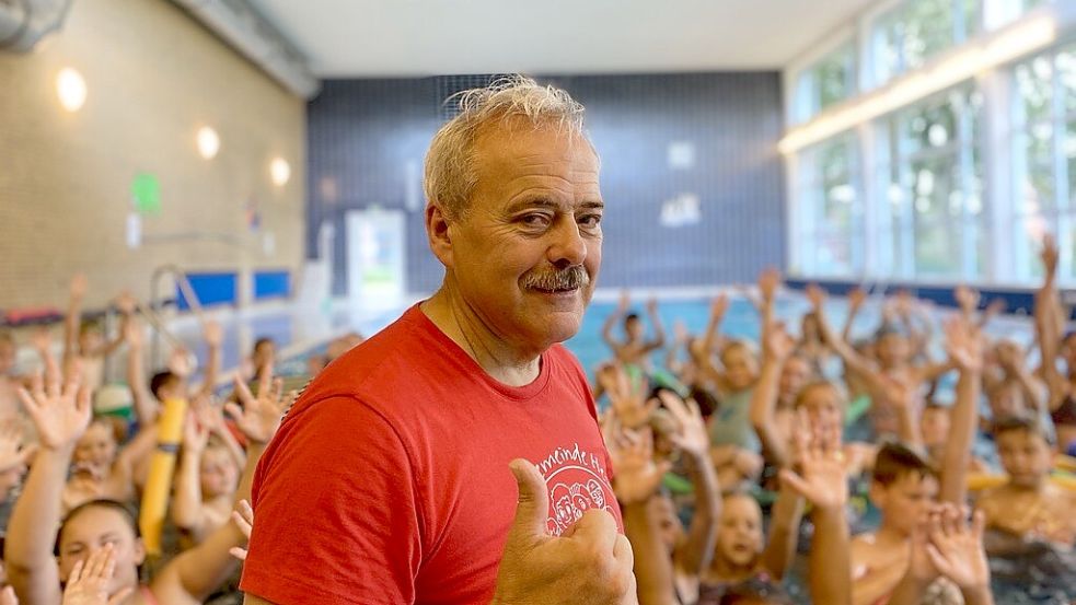 Hesel Samtgemeindebürgermeister Uwe Themann hatte am Mittwochvormittag im Heseler Schwimmbad alle Hände voll zu tun. Foto: Löschen