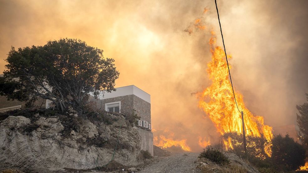 Enorme Wucht der Flammen: Auf Rhodos brannten etliche Häuser und Wälder nieder. Foto: AFP/ANGELOS TZORTZINIS