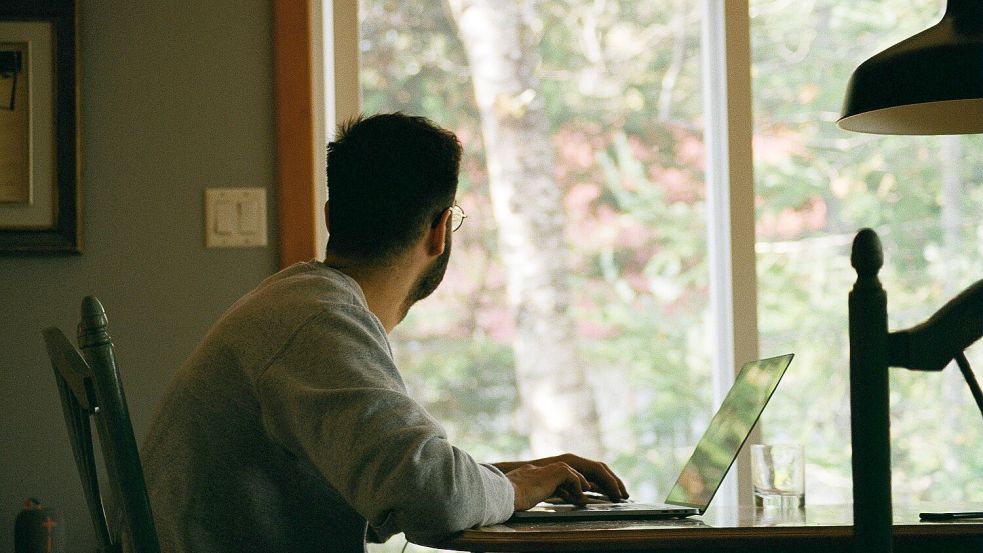 Viele Firmen in Großbritannien wollen ihre Mitarbeiter wieder öfter vor Ort sehen. Foto: Unsplash/Yasmina H