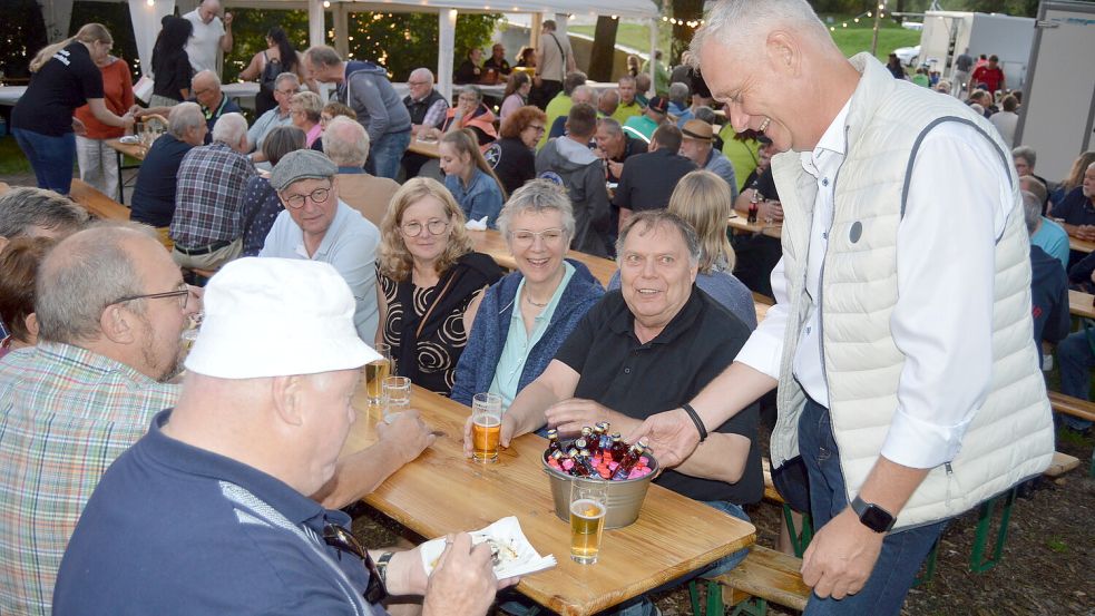 Bürgermeister Günter Harders (rechts) freute sich über die vielen Besucher. Foto: Weers