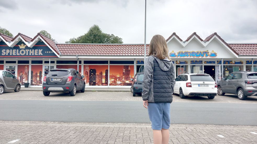 In seinem Video kritisiert Mirko Malec unter anderem die Nähe des Jugendcafés zur Spielothek. Fotos: Scherzer (2)/Janßen (5)