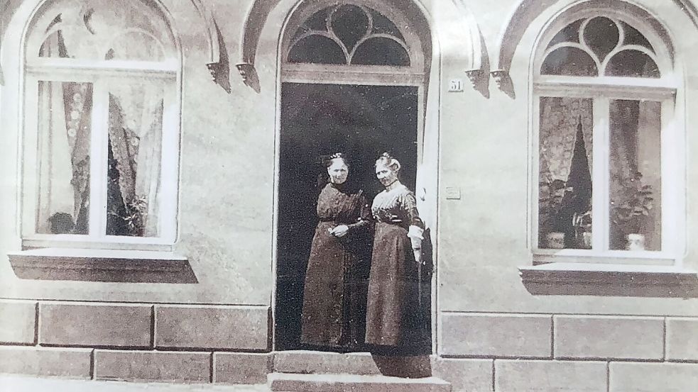 Das sind die Kramer-Schwestern vor dem Haus. Foto: Vogt