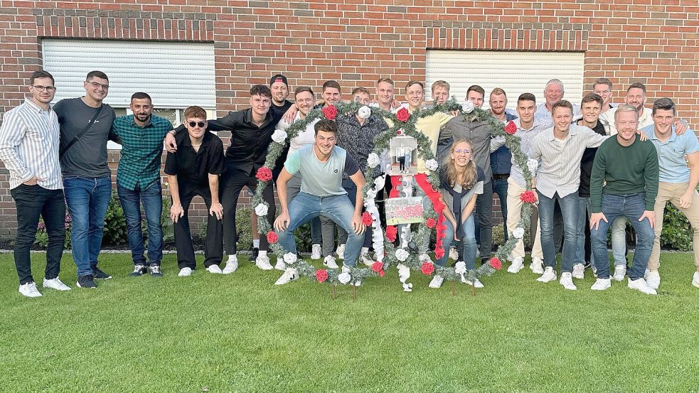Matthias Blank und seine Mareike (beide vorne) begrüßten am Samstag auch die Bezirksliga-Mannschaft von Germania Wiesmoor zum Polterabend. Das Team hatte zwei große Ringe entworfen. Am Mittwoch wurde standesamtlich geheiratet. Foto: privat