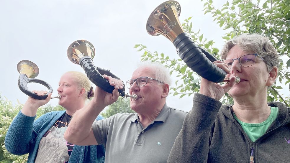 Bernadette Fuhrmann (von links), Wilfried Stolzenberg und Dr. Ina Oltmanns blasen das Fürst-Pless-Horn. Das ist auch auf der Jagd dabei. Foto: Janßen