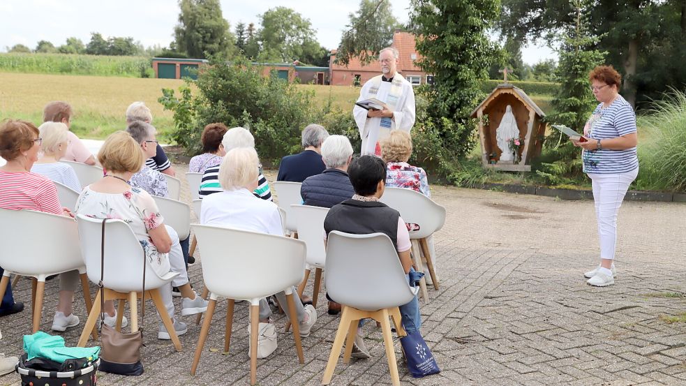 Während einer Andacht der Frauengemeinschaft weihte Pastor Ludger Fischer die Madonna-Statue auf dem Reisemobilpark in Strücklingen ein. Foto: Passmann