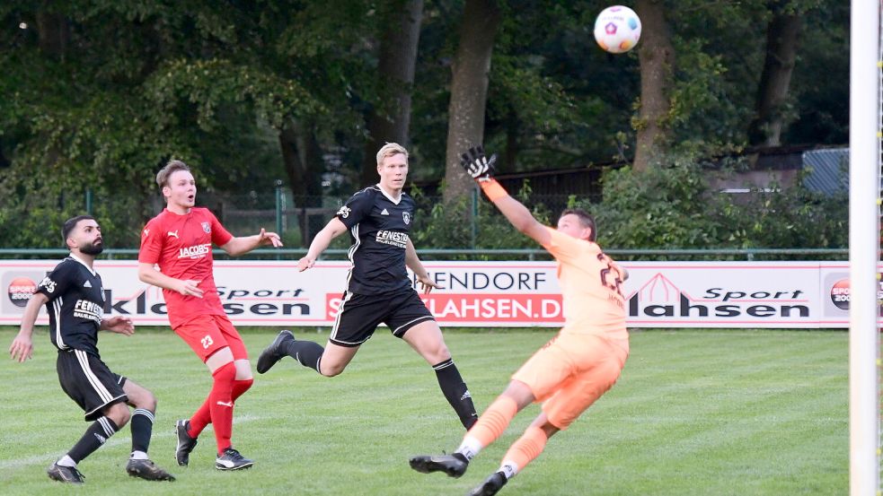 Momentan vergibt TuRa 07 Westrhauderfehn noch zu viele Tormöglichkeiten. Zuletzt spielte das Team defensiv aber zweimal zu null. Foto: Damm