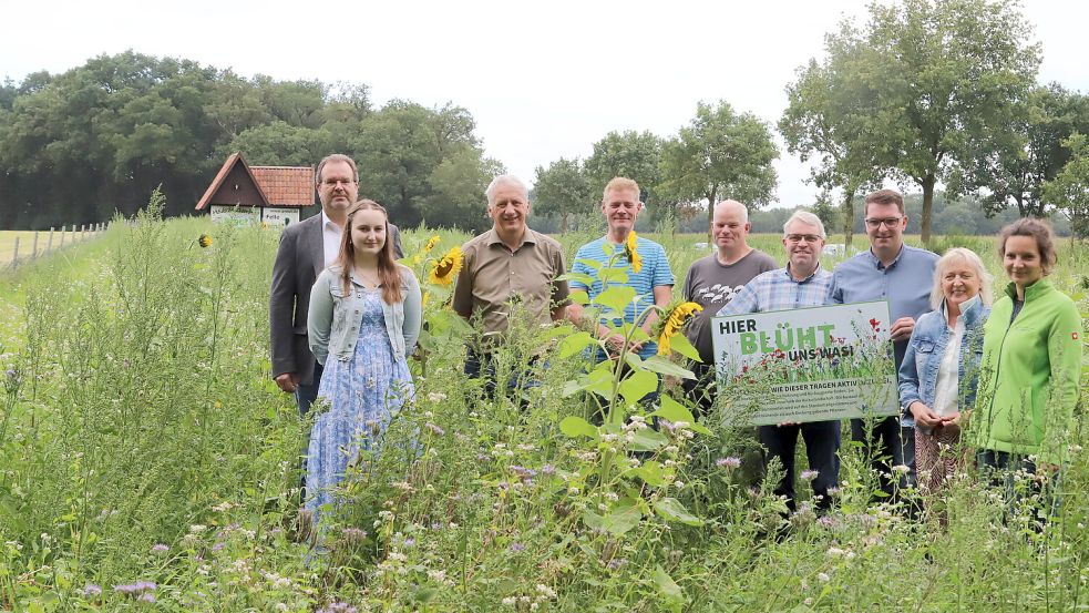 Die Beteiligten schauten sich die Blühfläche der Schäferei Preut in Vorderstenthüle an (von links): Sven Hedicke, Lena Harms (Soeste-Niederung) Martin Windhorst (Friesoyther Wasseracht) Johannes Roter, Gerd Preut (Landwirte) Thomas König, Markus Banemann, Hildegard Abeln-Kröger (Kreislandvolk ) Friederike Gerken (Landwirtschaftskammer). Foto: Passmann