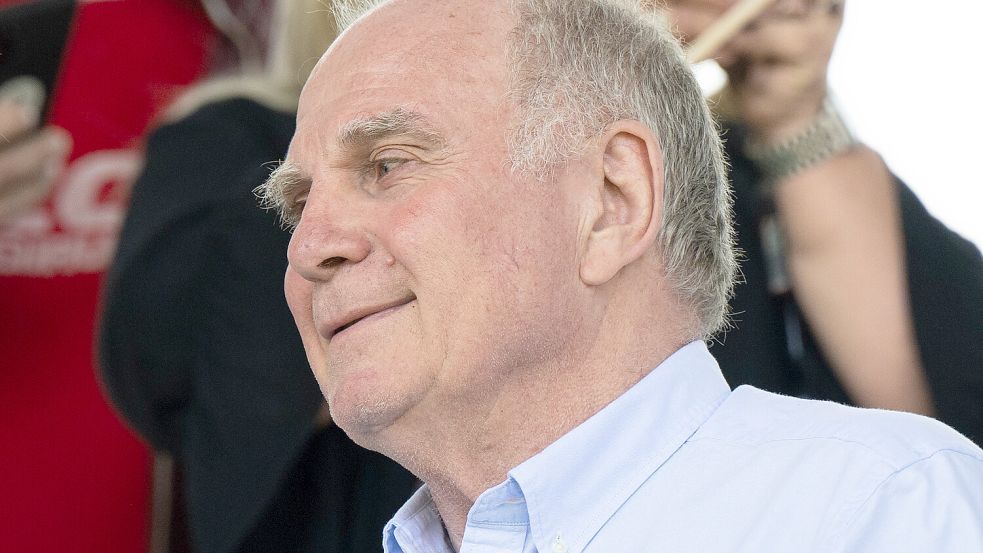 Werder-Fans haben Bayerns Ehrenpräsident Uli Hoeneß mit einem Banner provoziert. Foto: dpa/Sven Hoppe