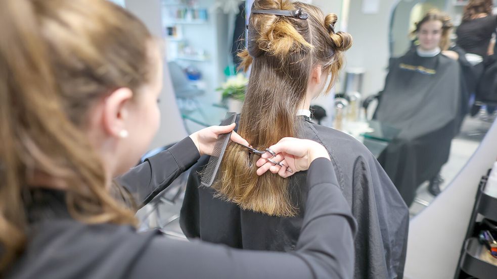 Friseursalons sind seit Monaten wieder geöffnet, viele haben sich aber noch immer nicht von den Lockdowns und der Inflation erholt. Foto: DPA/Archiv