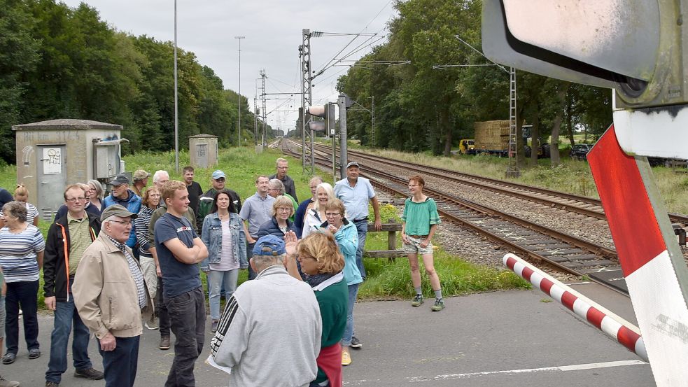 Die Bahn will den Übergang Lütjewolde (Foto) in Ihrhove schließen. Das stößt bei Landwirten und Anwohnern sauer auf. Jetzt trafen sich Betroffene am Übergang, um sich von Rudolf Bleeker, Geschäftsführer des Kreisverbandes Leer des Landwirtschaftlichen Hauptvereins, und von Bernhard Bekebrok, Vorsitzender des Zweigvereins Ihrhove und Umgebung, über den aktuellen Stand informieren zu lassen. Foto: Ammermann