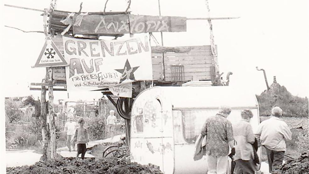 Der Eingang zum Hüttendorf war bereits von Weitem zu sehen. Fotos: Archiv