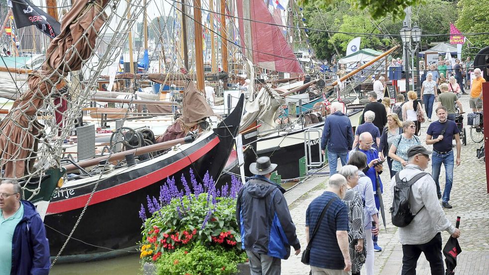 Am Samstag flanierten schon viele an den Schiffen entlang. Foto: Wolters