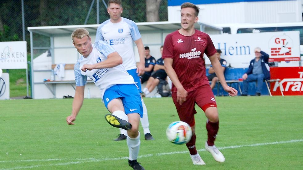 Hier erzielt Malte Maas das Tor zum 4:0-Endstand für BW Papenburg. Foto: Reemts