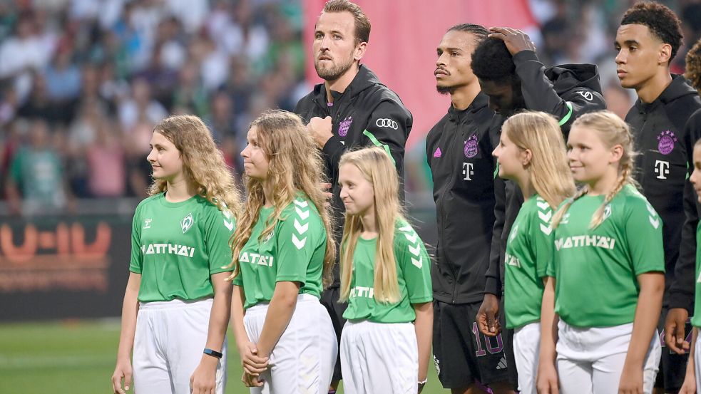 Ein ganz großer Moment für die D-Juniorinnen von Germania Wiesmoor. Sie durften mit den Bayern-Stars (hinten links Harry Kane) beim Bundesliga-Start in Bremen einlaufen. Foto: Imago