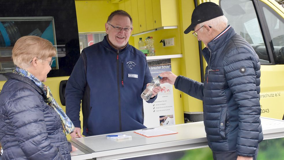 Arno Mittelmeyer (Mitte) vom VSR-Gewässerschutz beriet auch in Rhauderfehn Gartenbesitzer zum Thema Wassermanagement. Foto: VSR-Gewässerschutz/Harald Gülzow
