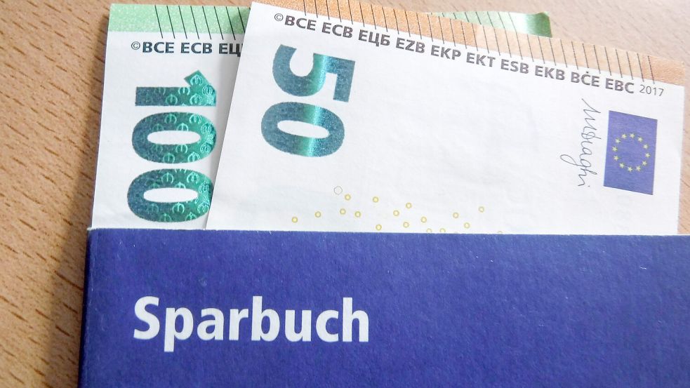Viele sind von zahllosen Anlagemöglichkeiten überfordert und parken ihr Geld auf dem Sparbuch. Doch das lohnt sich nie. Foto: Imago Images/Lobeca/Ralf Homburg