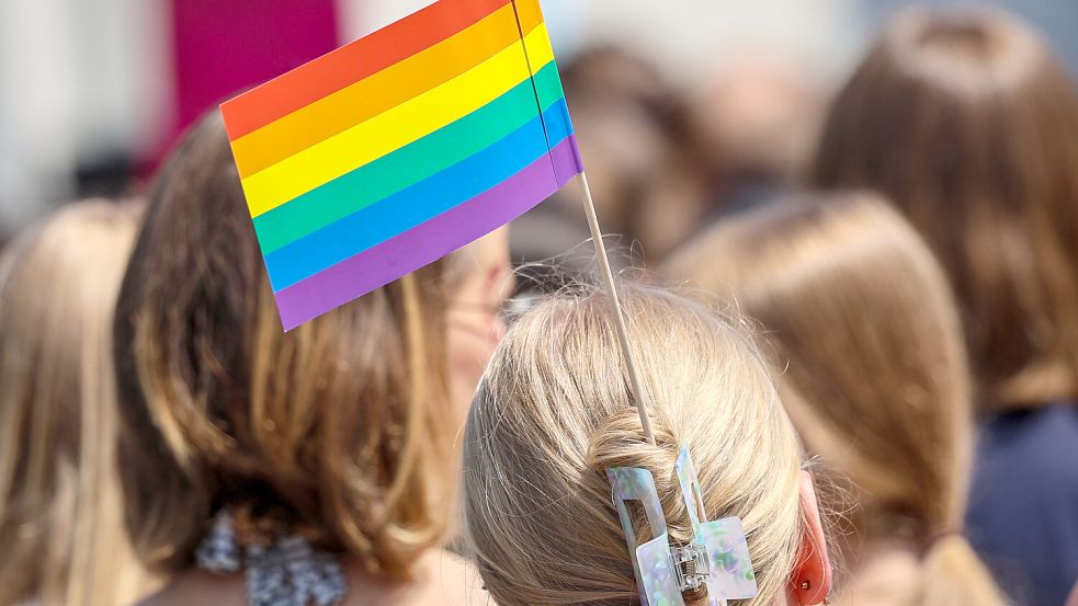 Die Ampel-Koalition hat das neue Selbstbestimmungsgesetz beschlossen. Das Bild zeigt eine Regenbogenfahne beim Christopher Street Day in Oldenburg Foto: dpa/Focke Strangmann