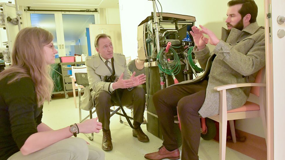 Regisseurin Ilka Sparringa (von links) bespricht mit Schauspieler Stephan Böttcher sowie Hauptdarsteller und Co-Autor Friedrich Bochröder eine Szene. Foto: Ortgies