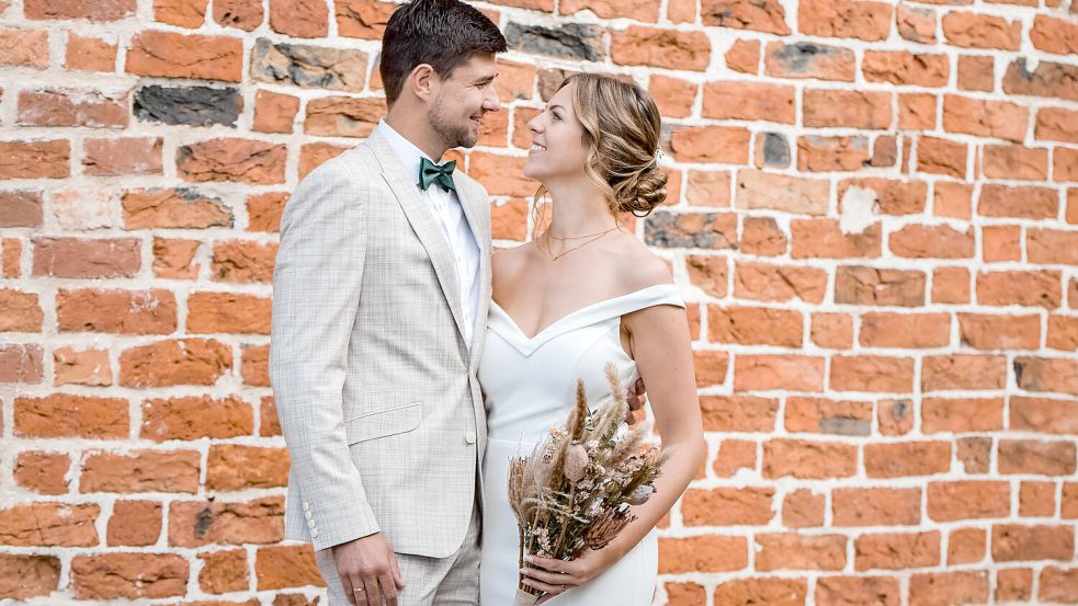 Tim und Ineke Schouwer heirateten am Dienstag vergangener Woche standesamtlich im Bunder „Haus der Begegnung“. Foto: Petra Boelen/„Mitten ins Herz“-Fotografie