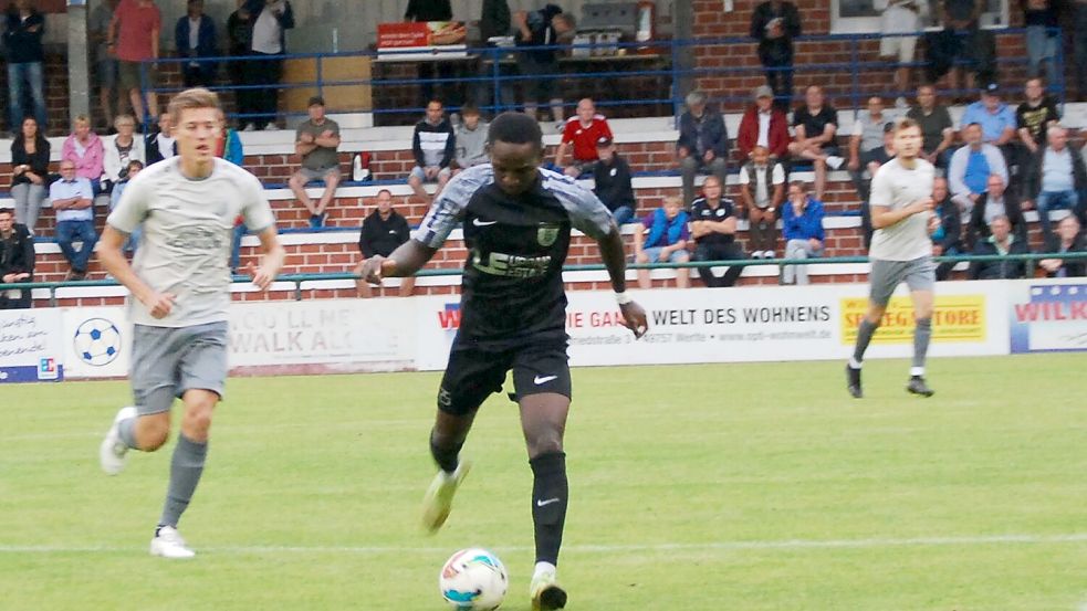 Mehr als 300 Zuschauer sahen das Emsland-Derby am Mittwochabend in Papenburg. Foto: Reemts