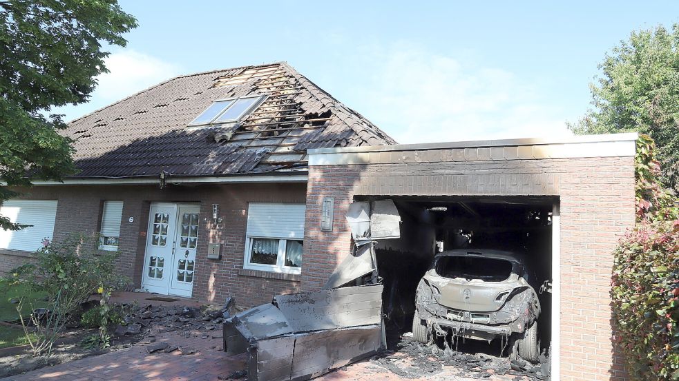 Nach dem Brand ist das Haus am Geranienweg aktuell unbewohnbar. Auch das Auto in der Garage wurde durch das Feuer zerstört. Foto: Passmann