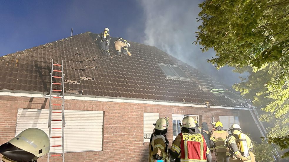 58 Einsatzkräfte der Freiwilligen Feuerwehren Barßel und Ramsloh waren am Dienstagabend in Elisabethfehn im Einsatz, um den Brand zu löschen. Foto: Giehl /Feuerwehr