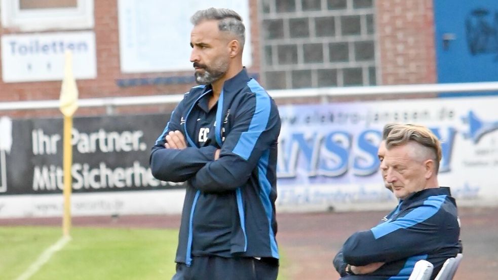 Germania Leers Trainer Erhan Colak (vorne) wollte sich bei Borssum für die Niederlage im Bezirkspokal revanchieren. Der Plan ging auf. Foto: Lohmann