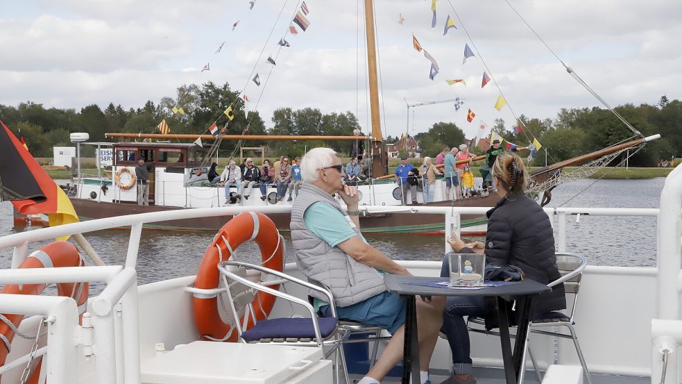 Auch von Bord lässt sich das Spektakel auf dem Wasser im Barßeler Hafen verfolgen. Foto: Passmann