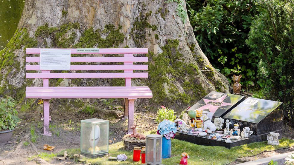 Rosa Bank von Dirk Bach auf Melatenfriedhof soll weg Foto: dpa/Rolf Vennenbernd