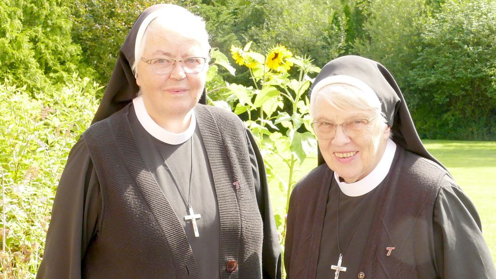 Seit zwölf Jahren arbeiten und leben Schwester Gabriele Jungeblut (links) und Schwester Rainula Wulkotte in der katholischen Kirchengemeinde Westrhauderfehn in Langholt. Foto: Wieking