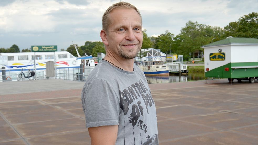 Jens Lindstädt, Geschäftsführer des Vereins Erholungsgebiet Barßel-Saterland, begleitet das Hafenfest, dessen Vorbereitung und Durchführung, federführend. Der Aufbau sei nach Plan verlaufen, stellt der Touristiker zufrieden fest. Nun kann gefeiert werden. Foto: Fertig